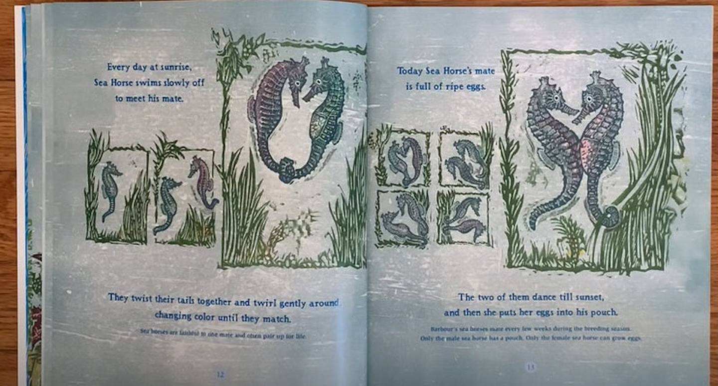 在田納西州的一個縣，老師被禁止向學生們展示童書《大海中最害羞的魚》（《The Shyest Fish in the Sea》，暫譯）中描繪兩隻海馬性交過程的頁面。（PEN America）