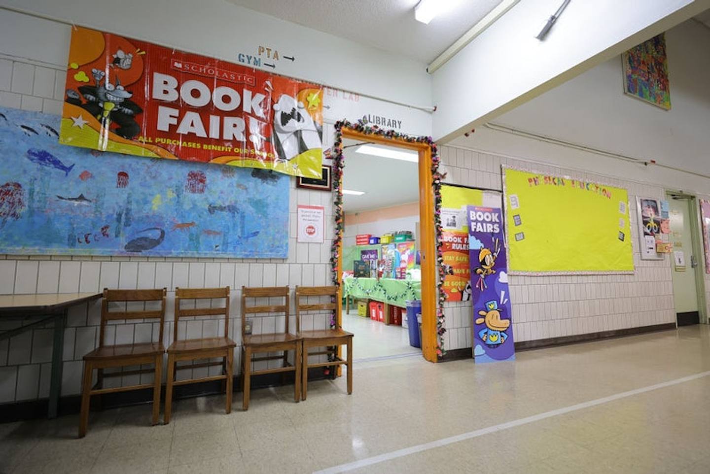 2022年3月7日，在紐約市永榮學校124小學的大廳里貼著宣傳書展的標語。（Getty）