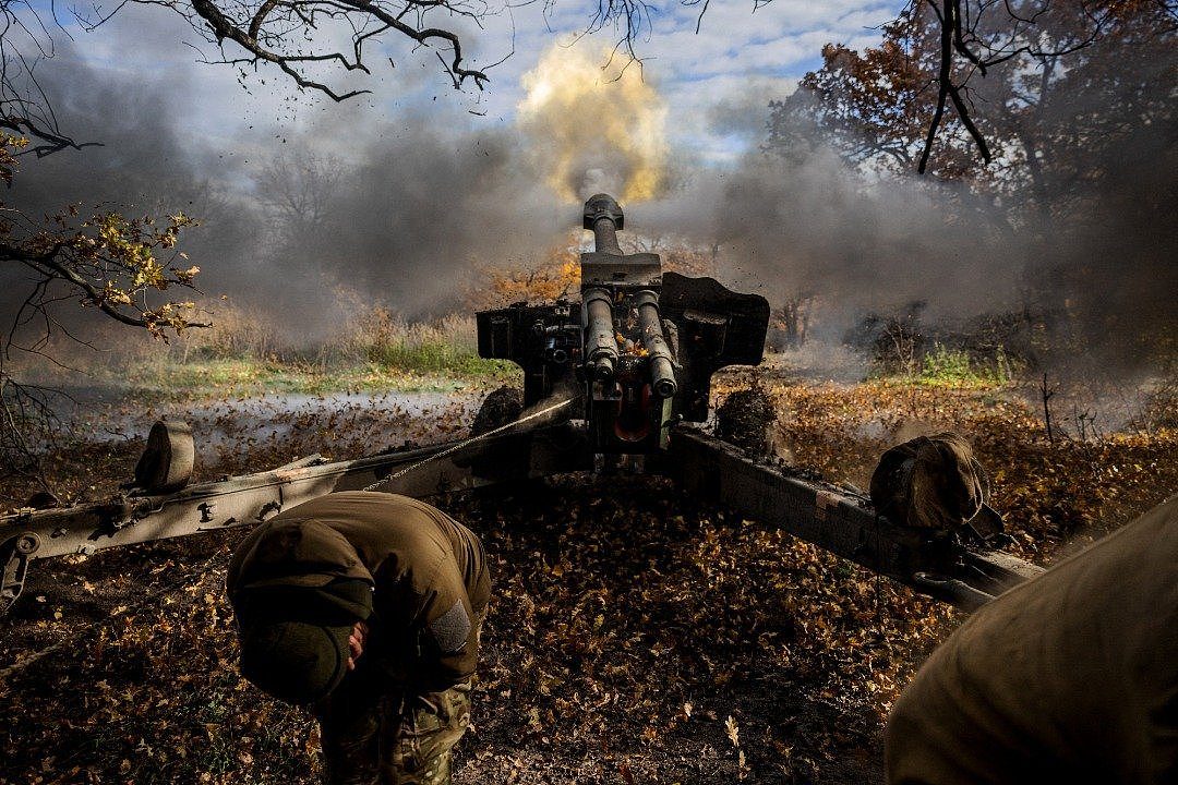 在乌克兰东部顿涅茨克地区巴赫穆特镇附近的前线阵地，乌克兰炮兵在周一发射了152毫米牵引榴弹炮 (D20)。（图取自法新社）