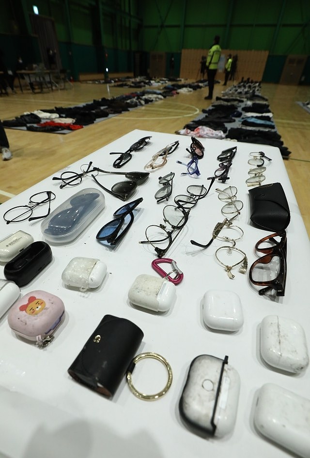 韩国踩踏事故失物招领处画面曝光：鞋子摆满一地 有眼镜被踩碎（组图） - 5