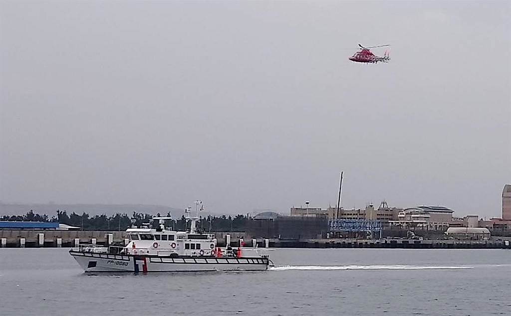 巴拿马籍「鑫顺一号」水泥专用船，于彰化外海主机故障弃船，5人获救送医、12人下落不明、等待救援。 （档案搜救照片）