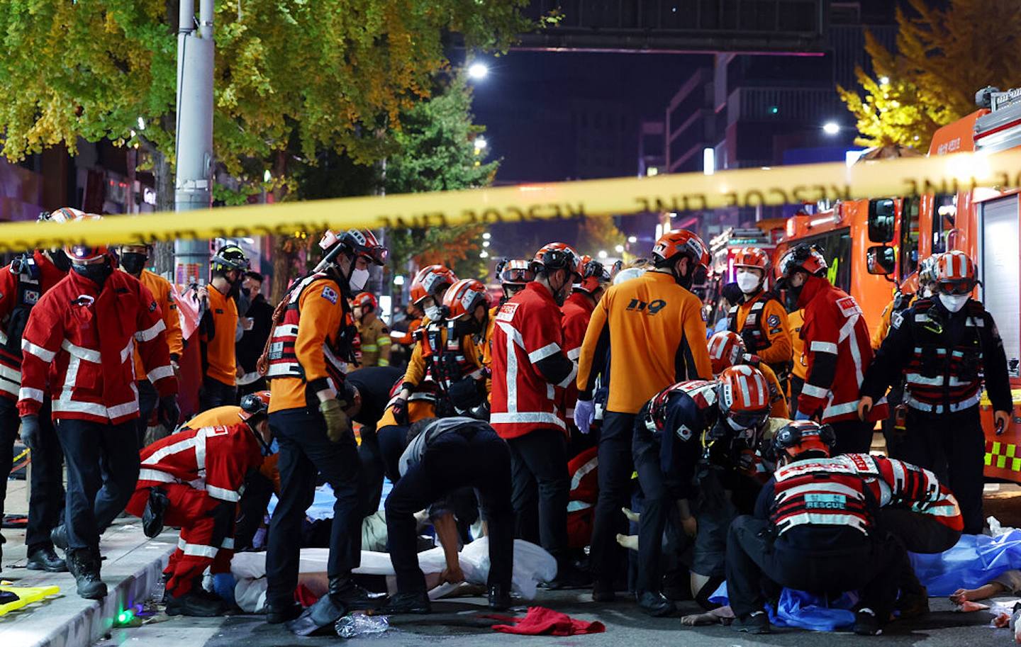 图为10月29日，韩国梨泰院发生人踩人惨剧，大量救护人员赶到现场抢救伤者。 （AP）