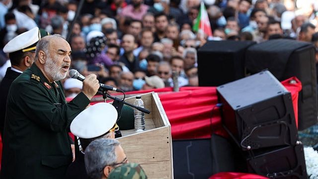 伊斯兰革命卫队总司令侯赛因·萨拉米少将（左）在设拉子灯王之墓暨清真寺袭击事件死者葬礼上讲话（29/10/2022）