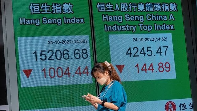 在中国领导人习近平加强对权力的控制后，香港股市遭遇了自2008年金融危机以来表现最差的交易日。