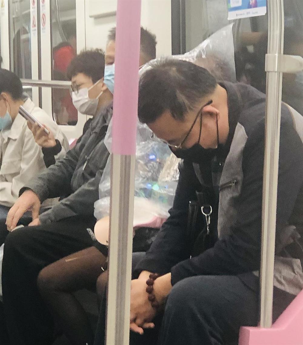 女子上半身套塑料袋在武汉地铁内吃香蕉，客服：地铁内不允许吃东西（视频/组图） - 2