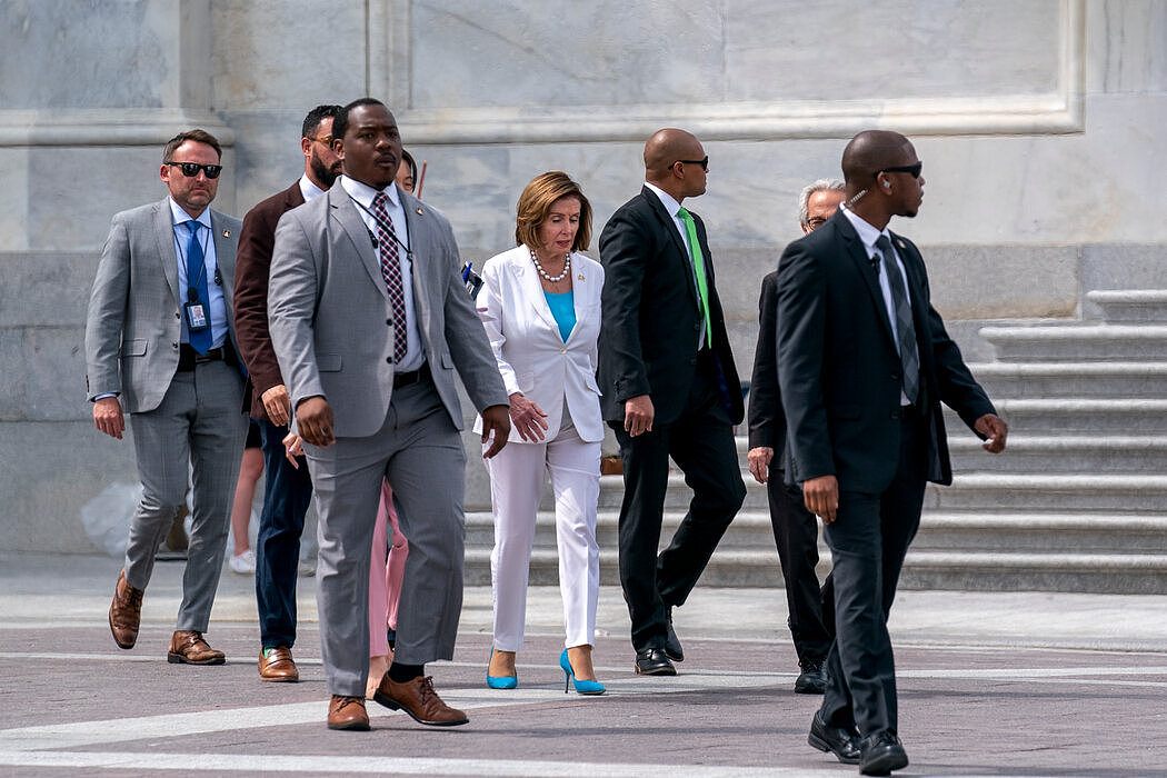 5月，众议院议长南希·佩洛西与她的工作人员和安保人员在国会大厦。