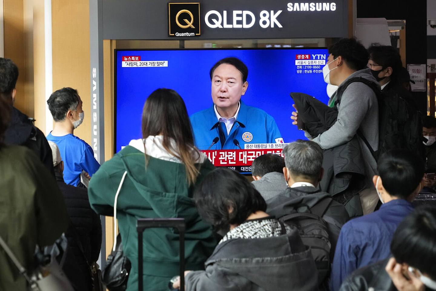 韓國圖為2022年10月30日，韓國總統尹錫悅就慘劇發言的報道在電視新聞節目中播放，人們在首爾火車站的大熒幕上收看。（AP）