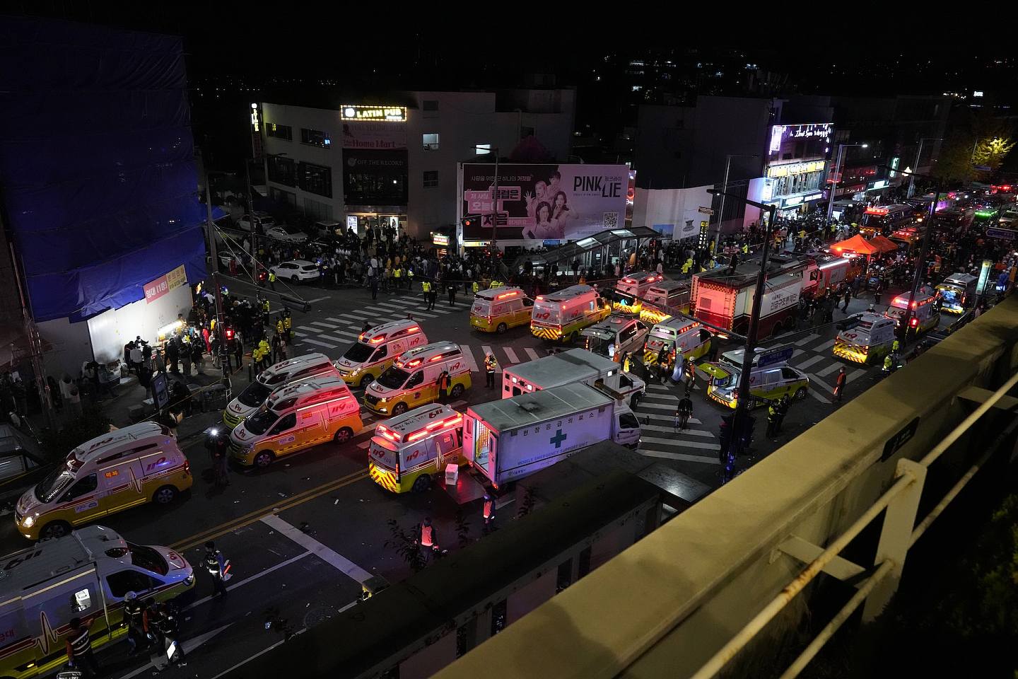 梨泰院人踩人意外：事發後首爾當局派出大批救護車到場，消息指現場有大批死傷者。（AP）