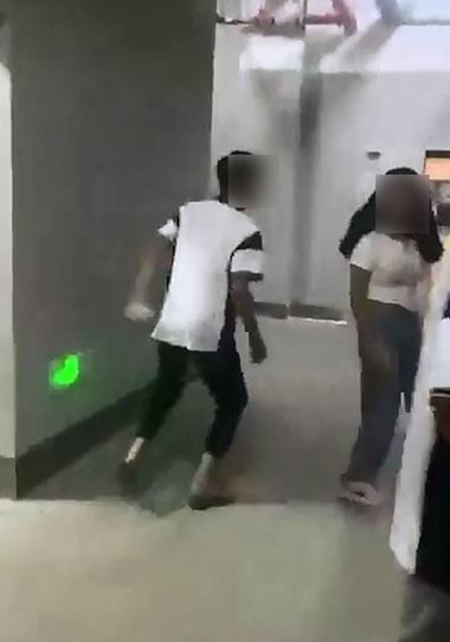 影片見到一名青年對女子拳打腳踢，女子則低頭在牆邊哭泣。（網上圖片）