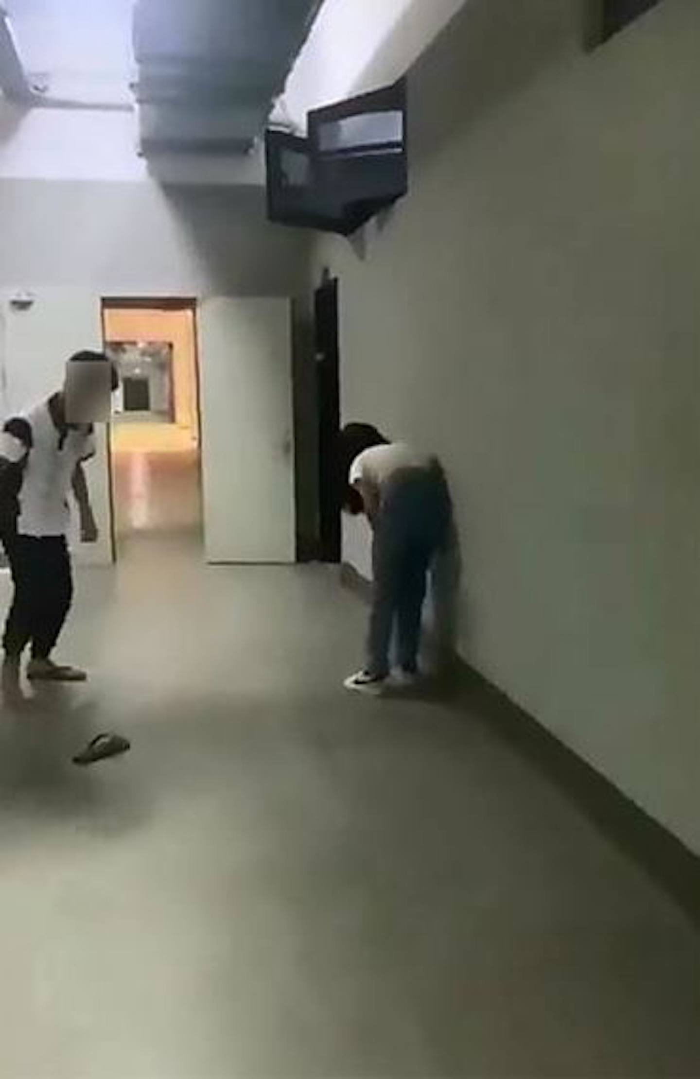 影片見到一名青年對女子拳打腳踢，女子則低頭在牆邊哭泣。（網上圖片）