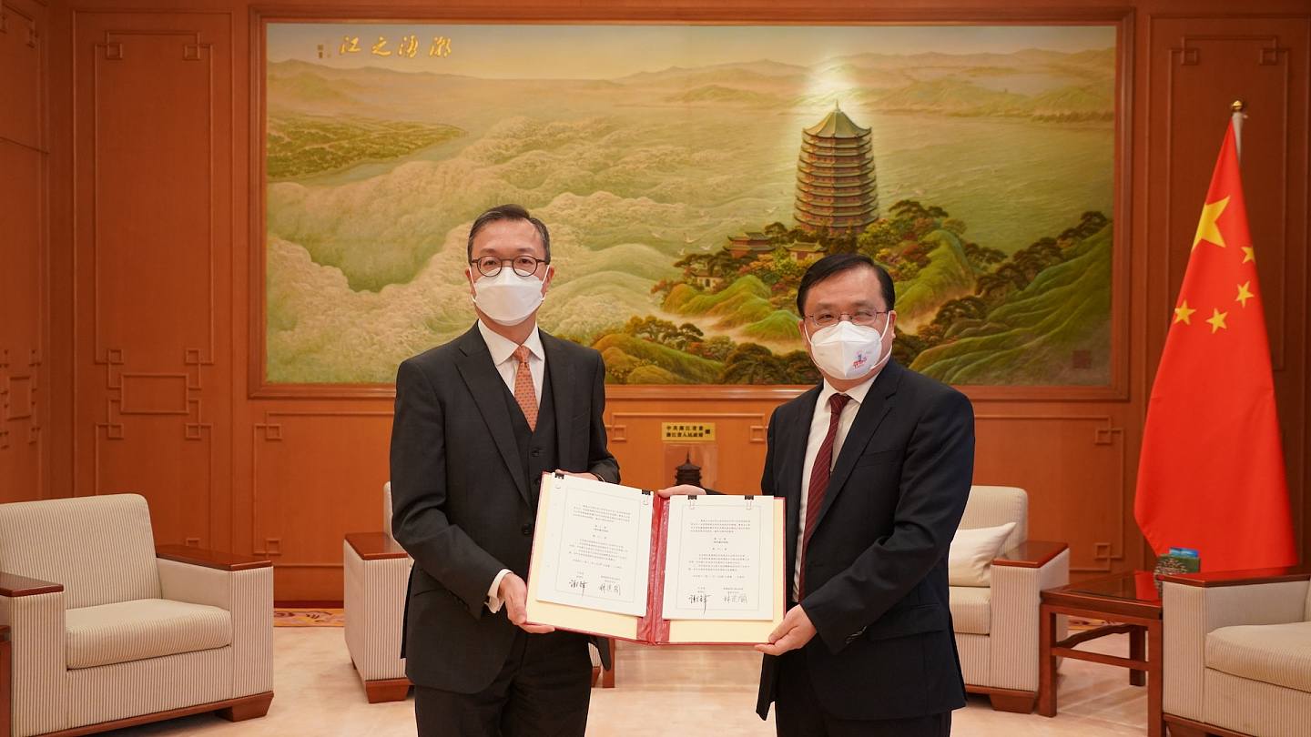 律政司司长林定国（左）签署《关于在香港特别行政区设立国际调解院筹备办公室的安排》，右为外交部驻港副特派员方建明。 （律政司）