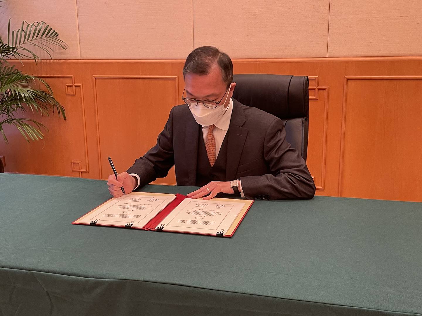 律政司司长林定国签署《关于在香港特别行政区设立国际调解院筹备办公室的安排》。 （律政司）