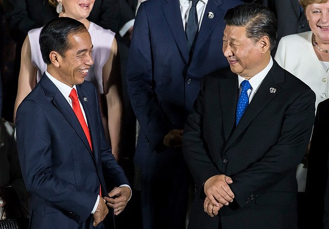 印尼交通部长透露，总统佐科·維多多（左）已邀请习近平试搭中国建设的雅加达至万隆高铁。（法新社图片）
