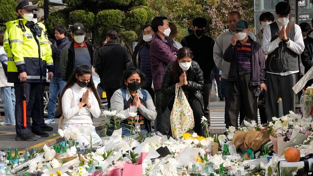 韩国民众为首尔踩踏惨案死难者祈祷。（2022年11月1日） 