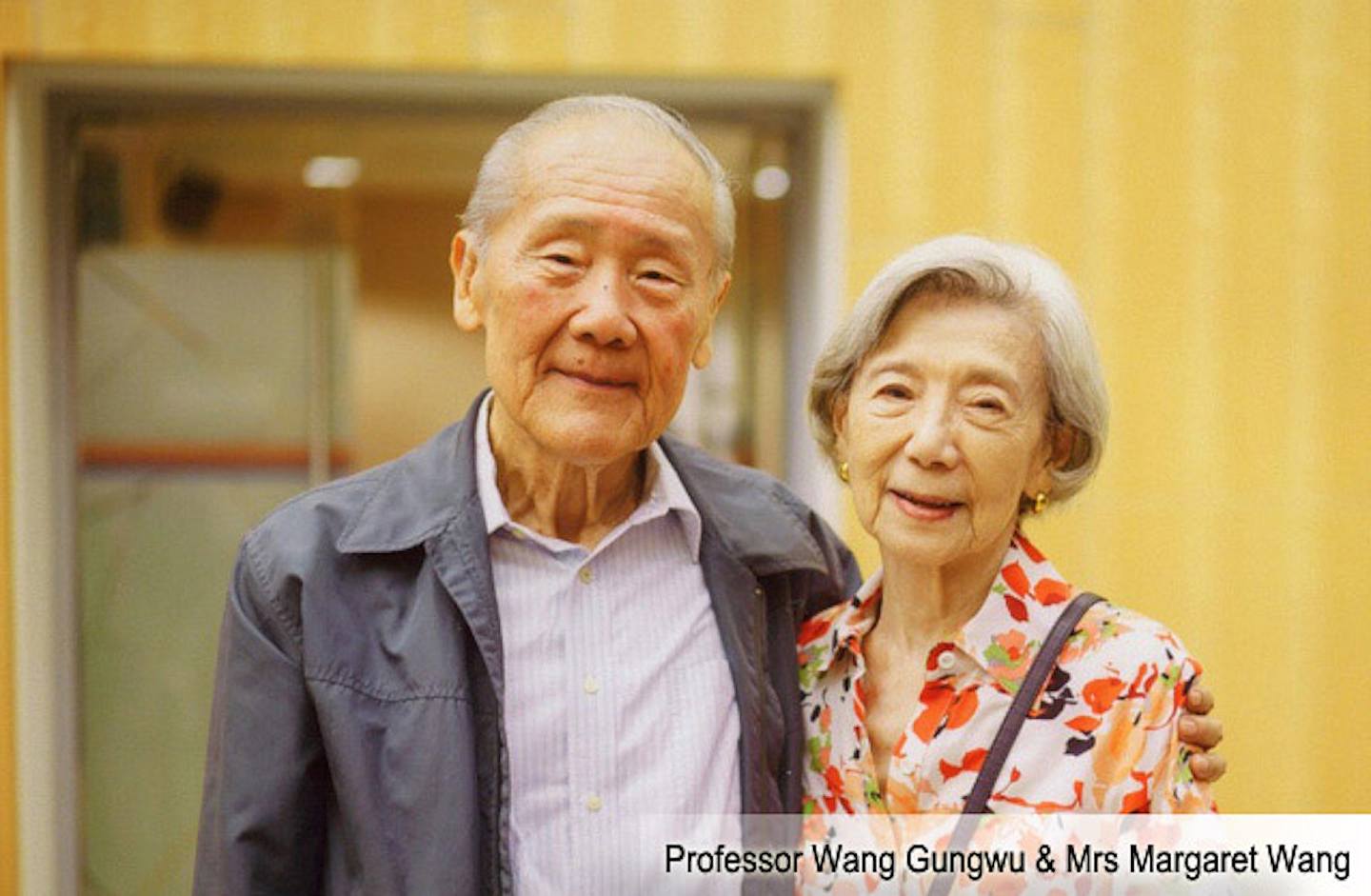 王赓武（左）是知名历史学家及香港大学第十一任校长，图为他与妻子合照（HKU eConnect网站）