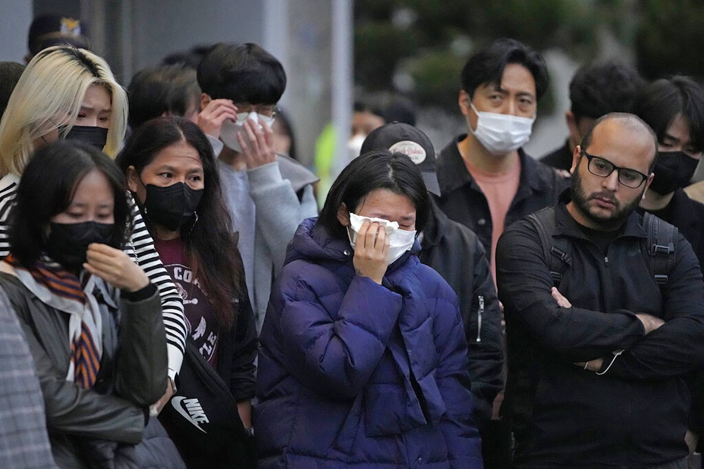 韩国梨泰院人踩人：韩国首尔龙山区梨泰院洞2022年10月29日人晚发生踩踏事故，人们在案发后2天、即10月31日来到惨剧现场附近的街道悼念。 群众神色哀伤，有人以纸巾拭泪。 （AP）
