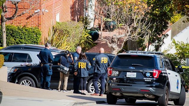 美国旧金山警察与联邦调查局探员在美国国会众议院议长佩洛西住家外调查（28/10/2022）