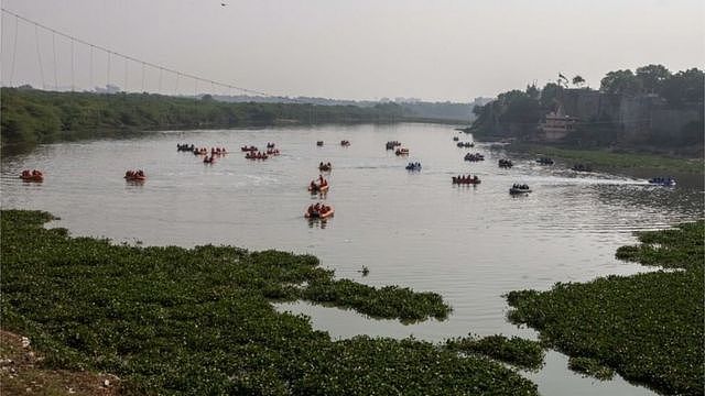 救援小艇仍在事故位置附近搜索失踪者。