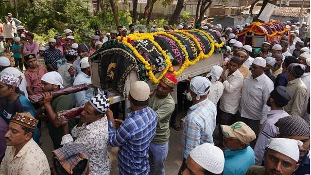2022年10月31日，在印度古吉拉特邦莫尔比举行的葬礼中，人们抬着吊桥倒塌的部分遇难者遗体。