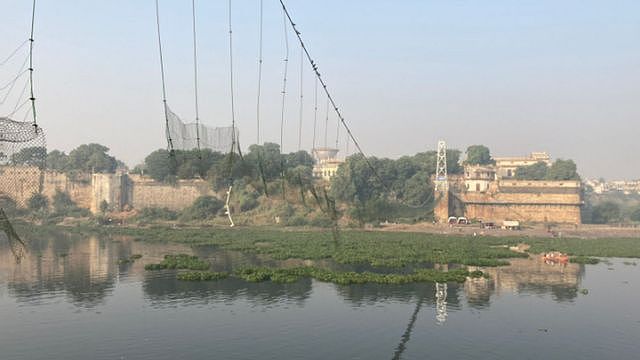 这座吊桥建于19世纪末英国统治印度的时期。