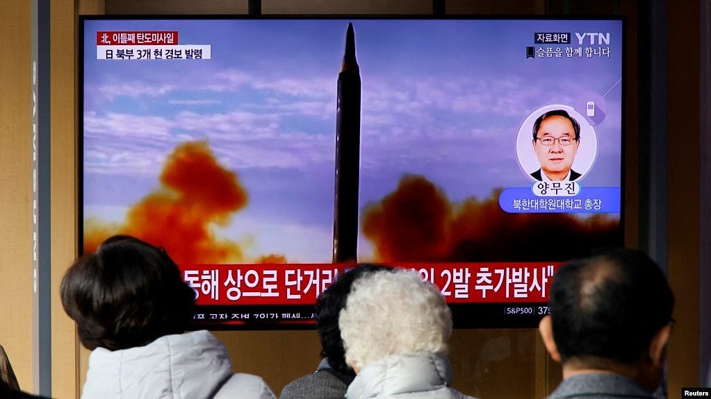 人们在韩国首尔观看朝鲜从其东海岸发射弹道导弹的电视新闻。(2022年11月3日)
