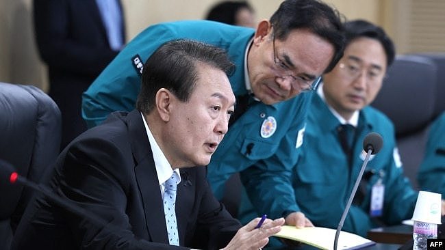 韩联社2022年11月2日发布的照片显示韩国总统尹锡悦在总统办公室召集国家安保会议讨论朝鲜发射导弹事件。