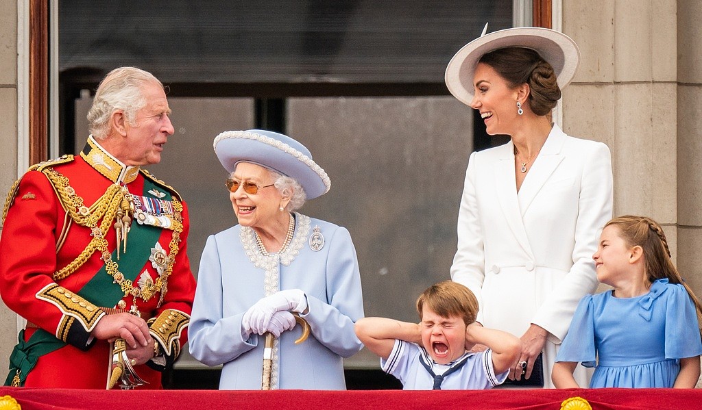 小王子路易的調皮，似乎得自老爸威廉真傳，圖為他6月2日和爺爺查爾斯（左）、曾祖母伊莉莎白二世女王（左二），還有媽媽凱特和姐姐夏綠蒂在白金漢宮露臺，出席倫敦御林軍校閱儀式（Trooping the Colour）時，不斷搞怪。（達志圖庫/TGP）