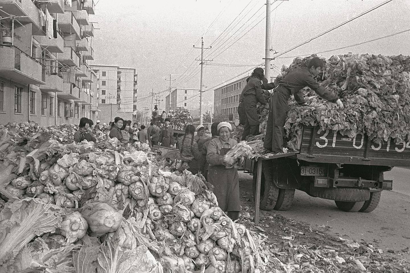 上世紀60、70年代，北京供銷社用貨車運輸大白菜。（VCG）