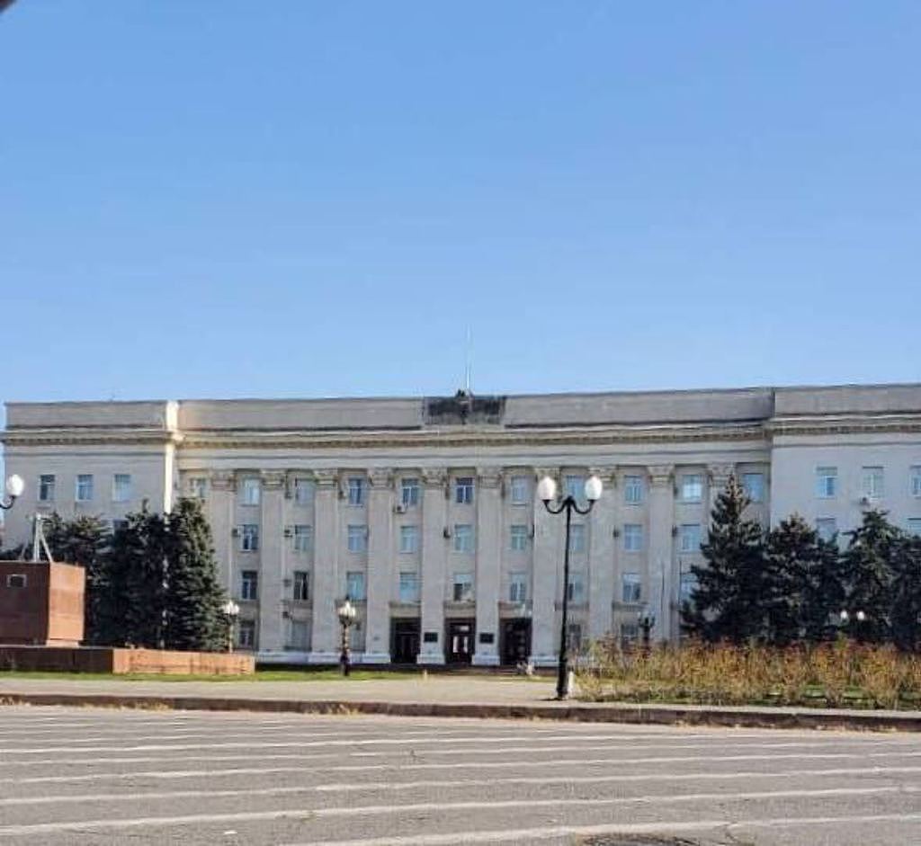 刻松市政府大楼已取下俄罗斯国旗，只剩旗竿。(图/Twitter)