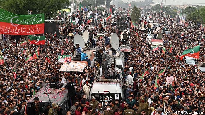 伊姆兰·汗的支持者近来发起多场反政府游行。图为11月1日的抗议车队。