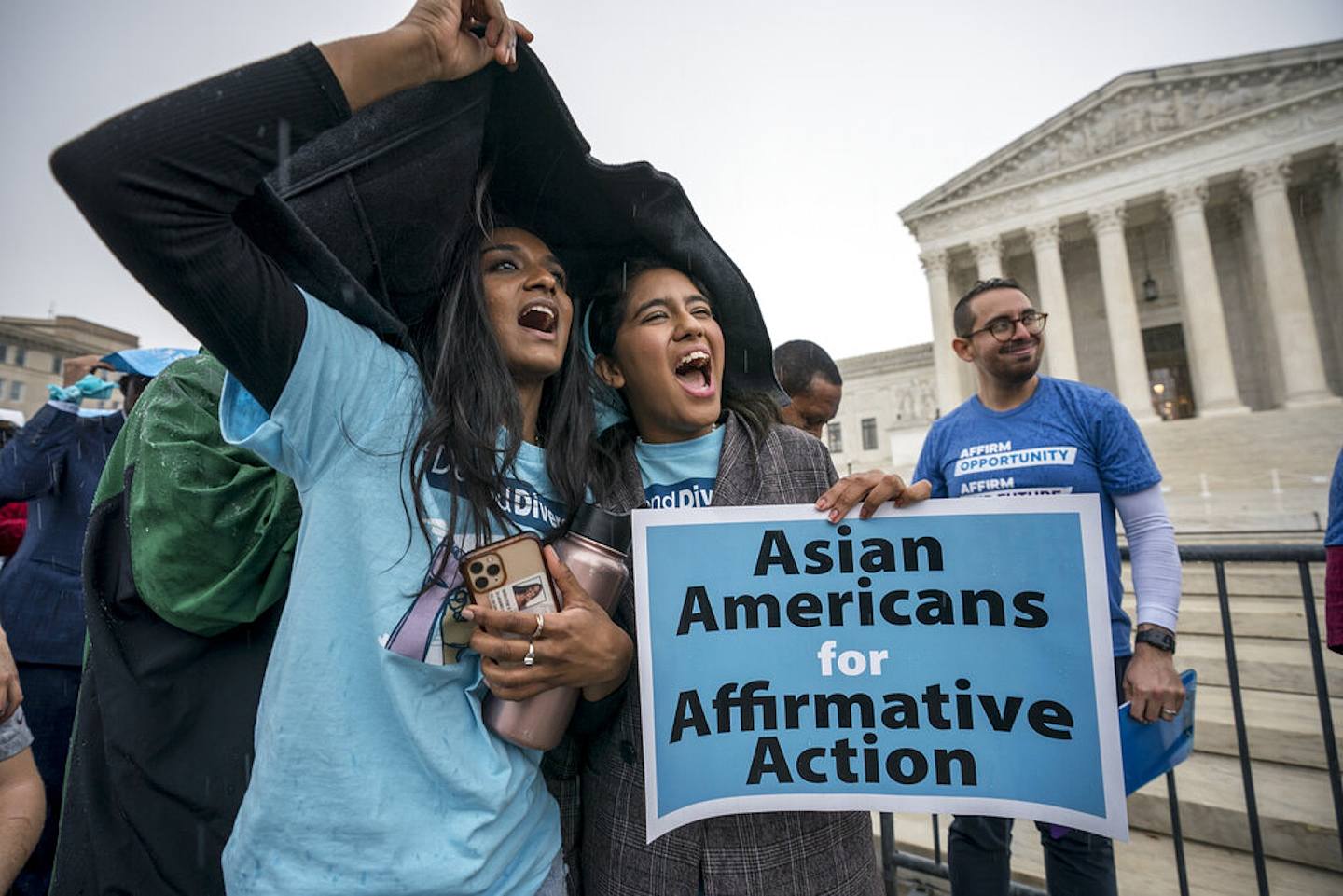 10月31日，有亞裔美國年輕人在最高法院門前示威，表示對「優惠性差別待遇」的支持。（AP）