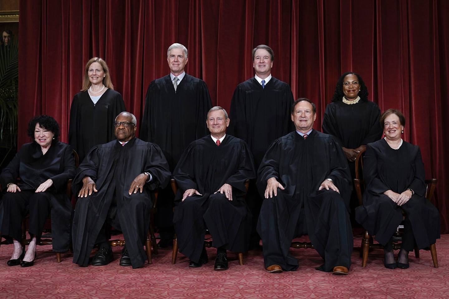 美國最高法院以保守派佔多數。前中是羅拔斯，後左一是巴雷特，前左二是托馬斯，後左二是戈薩奇。（AP）