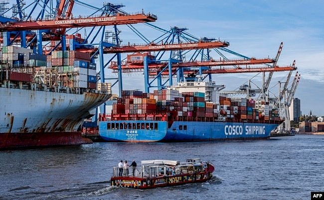中远集团的“新连云港”号集装箱货轮在德国汉堡港卸货。（2022年10月26日）