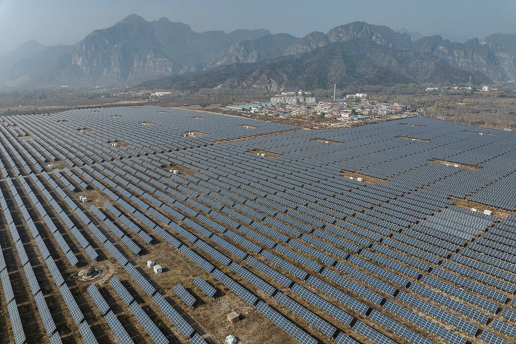 北京北部韩郝庄的太阳能发电厂。中国每年安装的太阳能电池板超过世界上其他国家的总和。