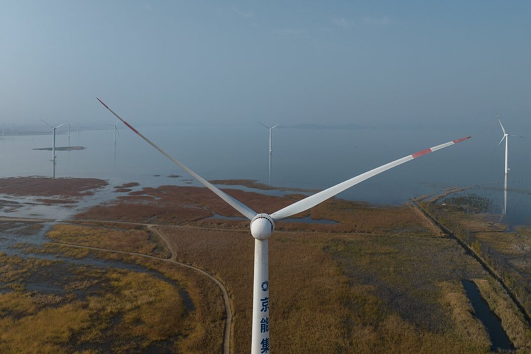 北京北部与河北省交界处的一个风力发电场。中国是世界上主要的风力涡轮发电机制造者。