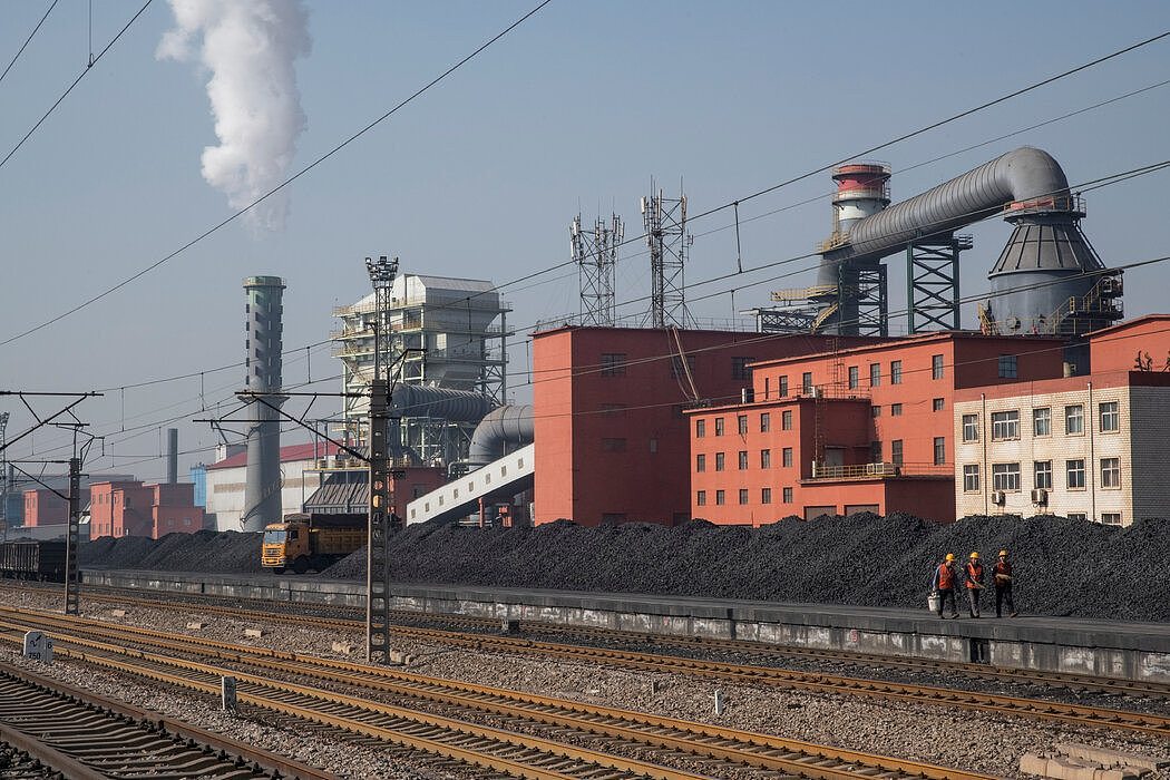 堆放在山西省一个工业园区的煤。中国加快煤炭开采和燃煤电厂建设的速度，使该国去年的碳排放量增长了近6%。