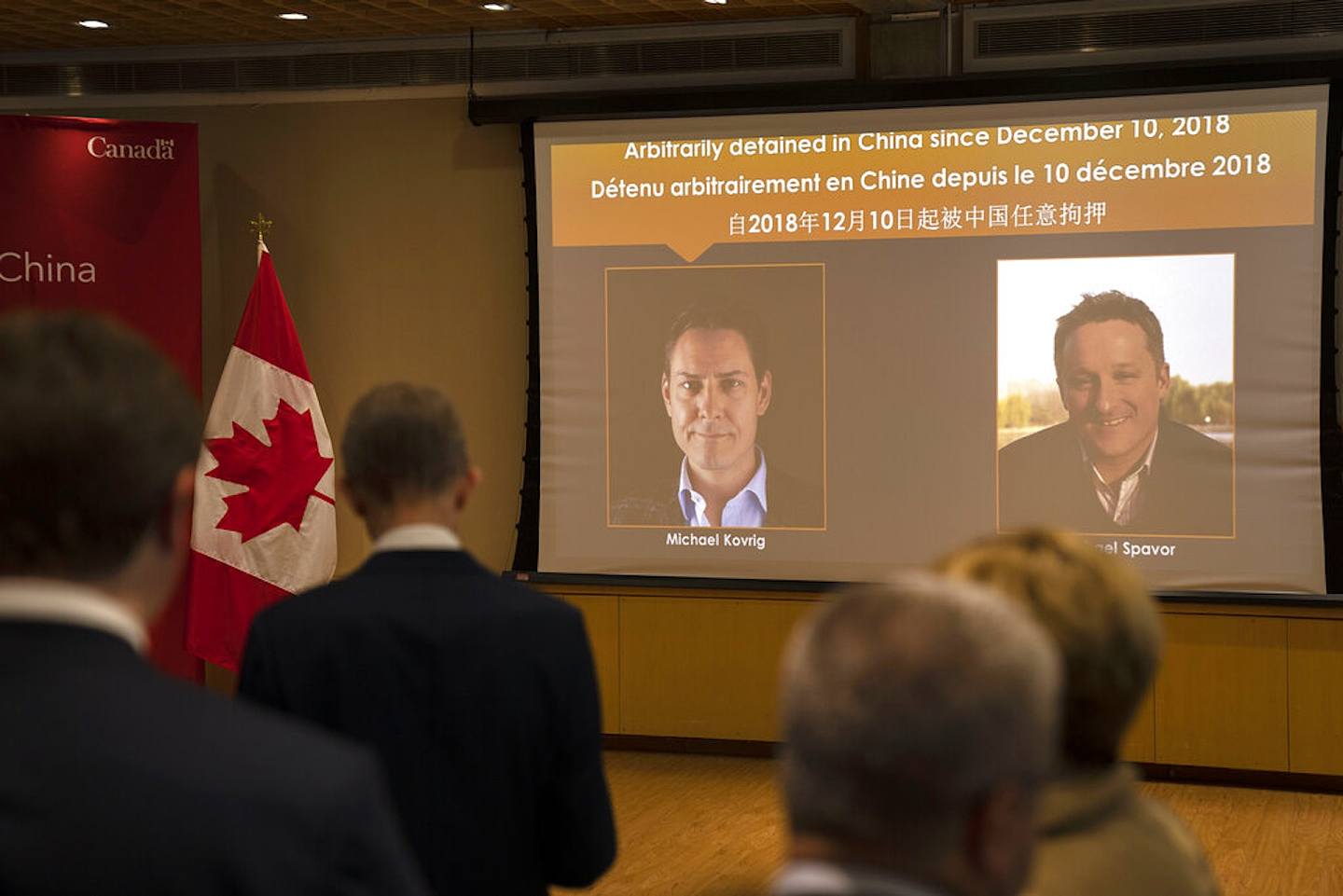 圖為2021年8月，加拿大駐北京大使館的一場活動。照片中顯示了被北京拘留的前外交官康明凱及商人斯帕弗。（AP）