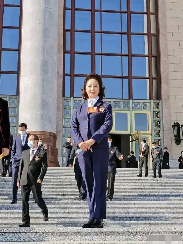 中国美艳女副局长李少莉海量工作照曝光！在单位开会也会精心打扮，56了还保养得非常好（组图） - 2