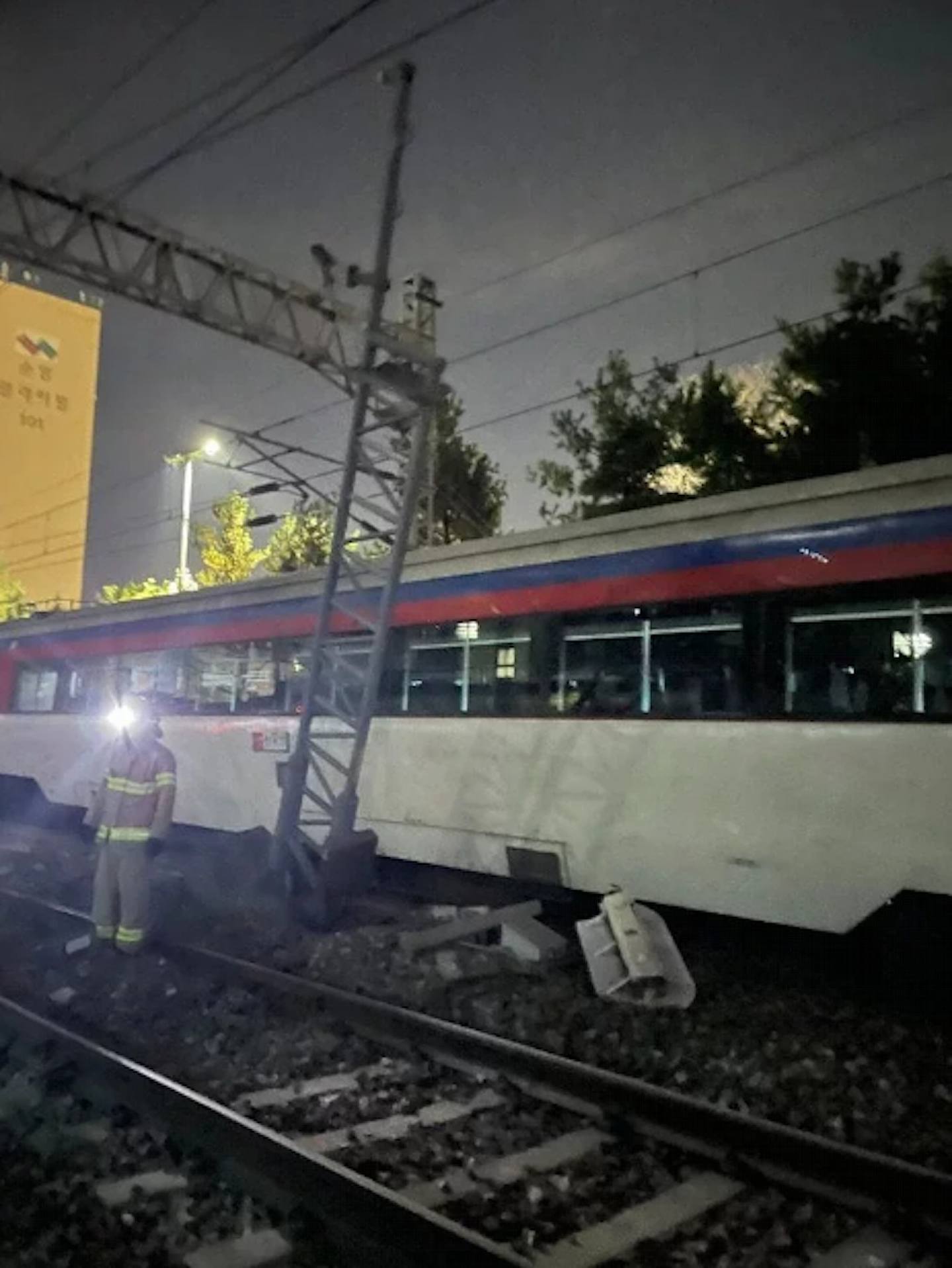 韓國一輛火車11月6日晚上在首爾市中心永登浦站出軌，造成30人受傷