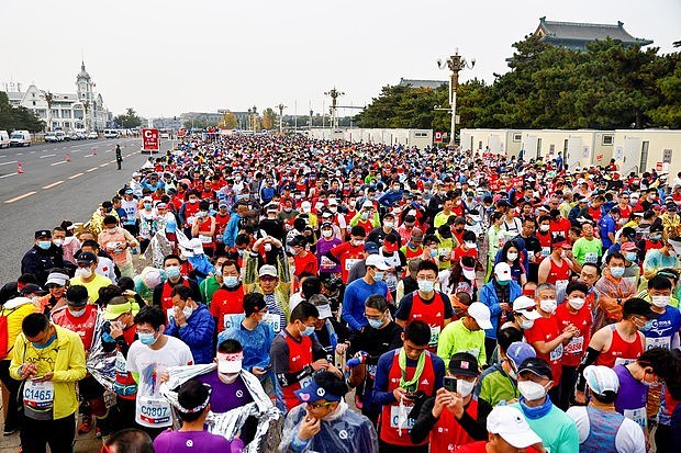北京马拉松吸引3万跑者「群聚」 民众：只许州官放火