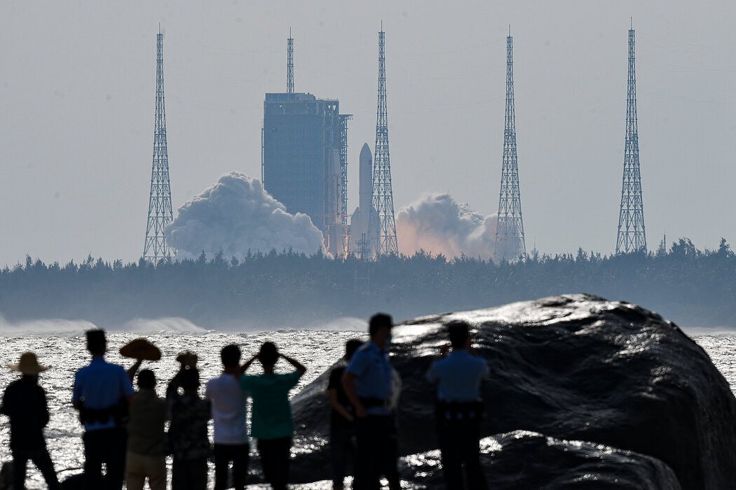 官媒发布的一张图片显示，周一，“长征五号B”火箭在中国海南省的卫星发射中心发射升空。