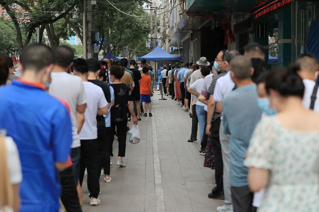 7月，中国兰州，人们在进行核酸检测。