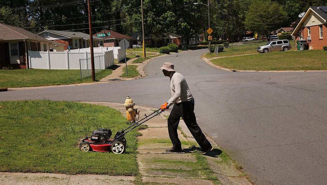 与一些典型的家务活相比，男性经常承担诸如割草之类的户外家务，这些家务的频率更低，时间也更灵活。