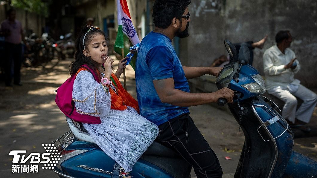 印度父親騎機車送女兒上學。（圖/達志影像美聯社） 人倫悲劇！女兒「不聽勸」談戀愛　印度狠父竟親手勒死她