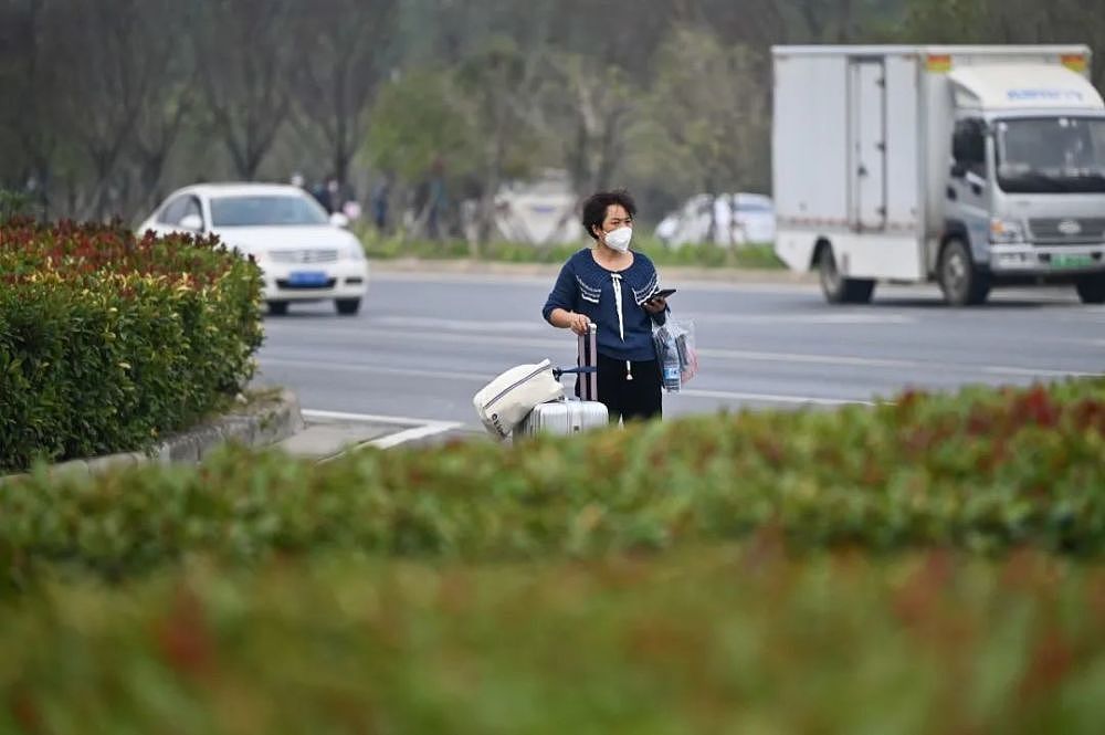 郑州富士康的艰难11月：生产iPhone的年轻人不够，涨薪也招不到（组图） - 8