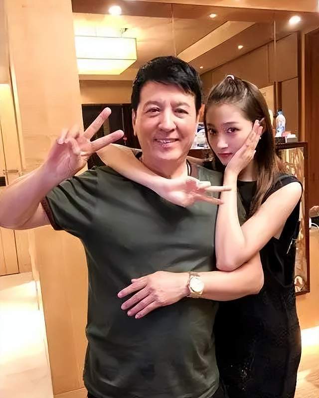 关晓彤爸爸否认女儿领证结婚，1亿彩礼是造谣，年底不会举行婚礼（组图） - 1