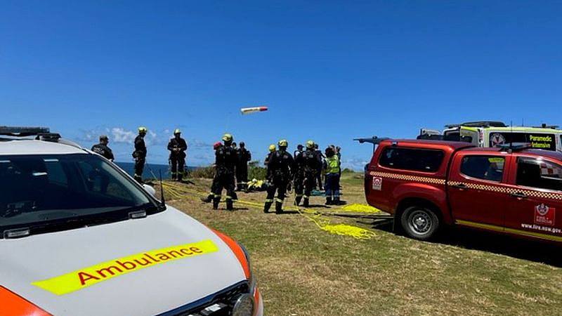 惊险！悉尼滑翔者跌落30米高悬崖，紧急送医（组图） - 4