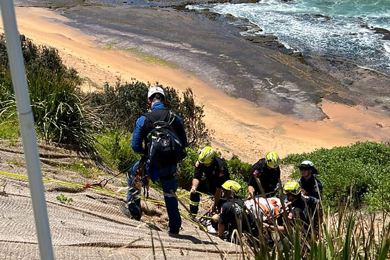 惊险！悉尼滑翔者跌落30米高悬崖，紧急送医（组图） - 2