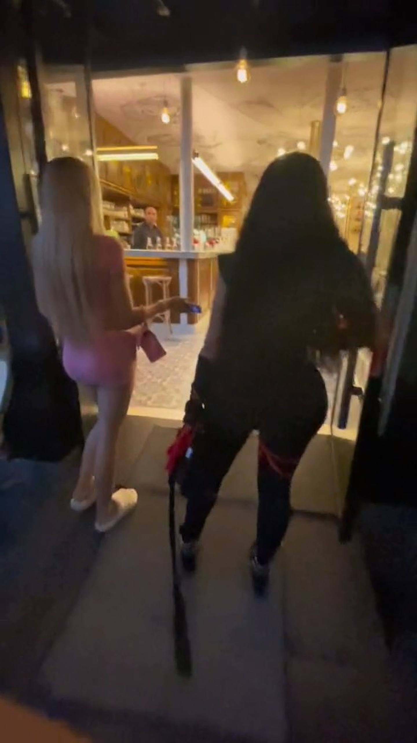 法国1名辣妹网红日前与朋友到巴黎一间餐厅用餐，结果因衣着过于性感暴露，被餐厅老板拦下，拒绝让她们用膳。 （TikTok截图）