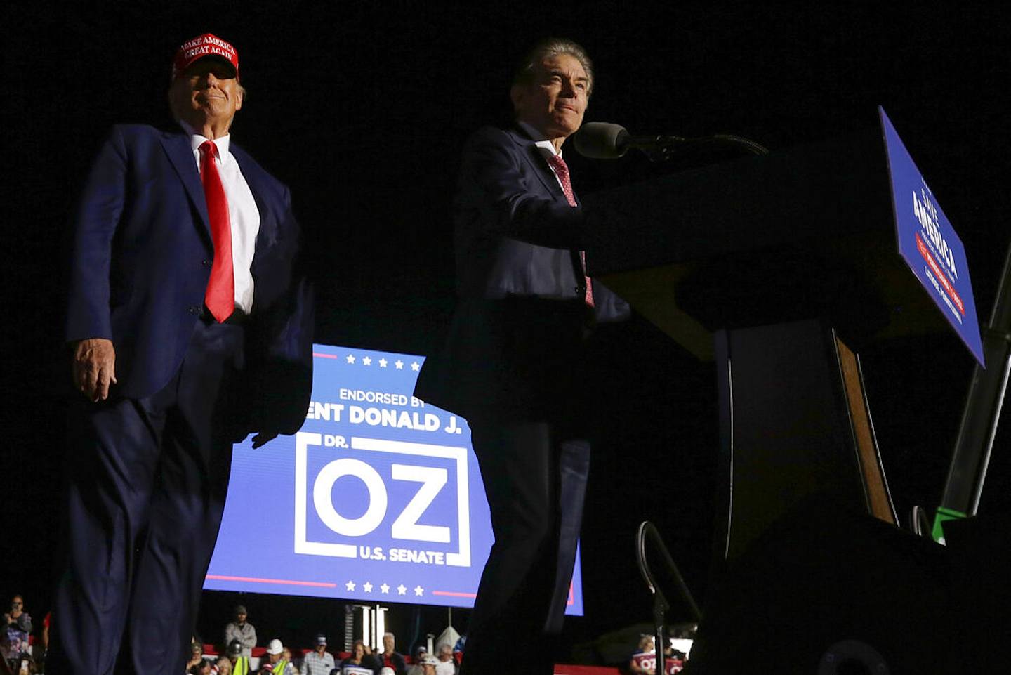 美國中期選舉：11月5日，特朗普為其親自欽點的共和黨賓州國會參議院候選人、「電視醫生」Mehmet Oz站台。（AP）